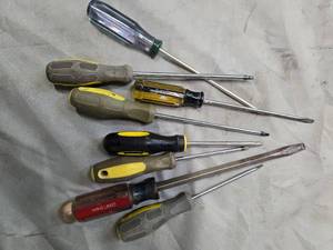 lot 59 image: Lots of screw drivers ( USED)