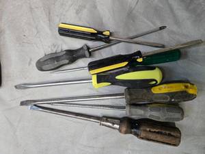 lot 60 image: Lots of screw drivers ( USED)