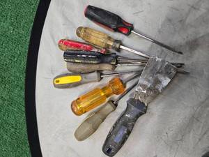 lot 61 image: Lots of screwdrivers ( USED)
