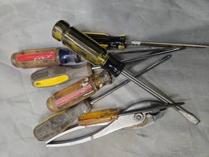 lot 63 image: Lots of screwdrivers ( USED)