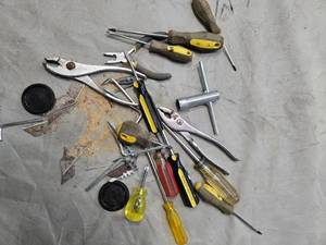 lot 64 image: Lots of screwdrivers ( USED)