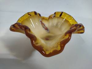 lot 4 image: Murano Lavorazione Art Glass Ruffle Bowl