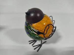 lot 15 image: Art Glass Bird