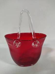lot 18 image: Hand-Blown Glass Art Purse