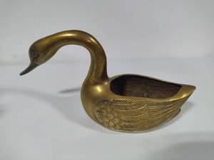 lot 20 image: Brass Swan Planter
