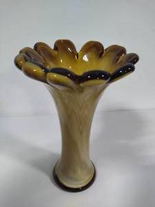lot 7 image: Art Glass Scalloped Rim Vase