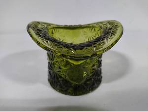 lot 23 image: Fenton Daisy & Button Top Hat