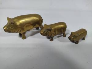 lot 40 image: Brass Pig Family