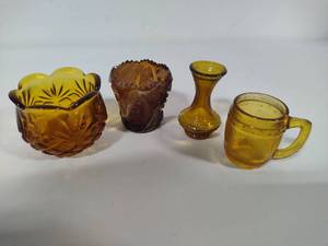 lot 82 image: Lot of Tiny Amber VasesCandle Holders 
