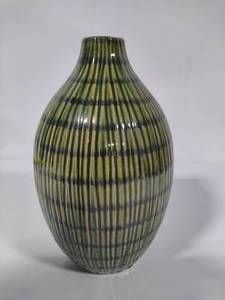 lot 84 image: Porcelain Vase