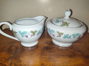 lot 98 image: Vintage Fine China SugarCreamer