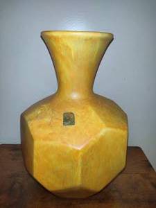 lot 101 image: Haeger MCM Pottery Vase