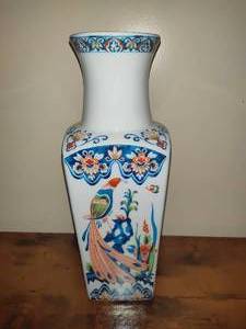 lot 102 image: Japanese Peacock Vase