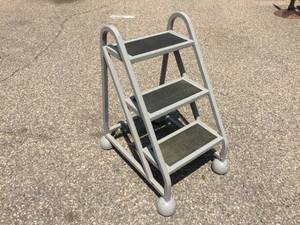 lot 114 image: 3 Step Rolling Metal Stand - Nice