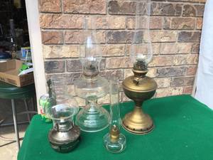 lot 130 image: 4 Vintage Oil Lamps Including Persian Mahtab Brass