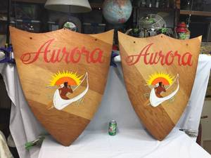 lot 137 image: Vintage Wall Hanger Aurora Decor - 30 x 36