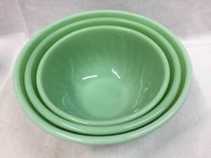 lot 176 image: Vintage Fireking - Green Jadeite Swirl Nesting Bowls