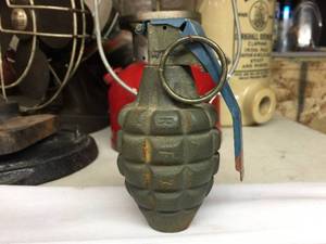 lot 183 image: Vintage Pineapple Style Paperweight )