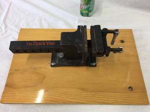 lot 208 image: B&D 7 Quick Vise