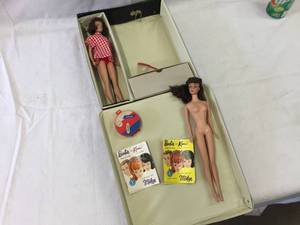 lot 215 image: Vintage 1963 Mattel Midge Dolls - Case