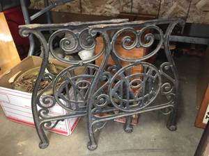 lot 319 image: Antique Cast Iron Treadle Sewing Machine Legs - Small Crack