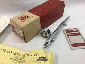 lot 271 image: Vintage FoMoCo Front Fender Ornament B8AZ-16178-A NOS