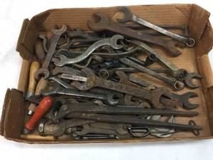 lot 288 image: Group Old Wrenches Including Several Ford