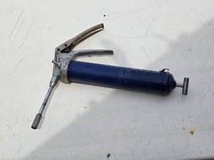 lot 8 image: Lincoln Grease Gun