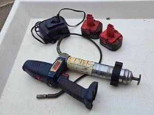 lot 9 image: Lincoln Model 1400 PowerLuber with Batteries and Charger