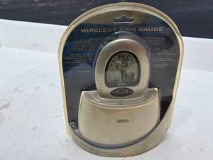 lot 28 image: Wireless Rain Gauge with IndoorOutdoor Temperature Display