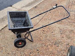 lot 46 image: Push Grass and Fertilizer Spreader