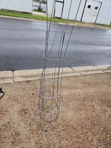 lot 47 image: Metal Garden Tomato Cages
