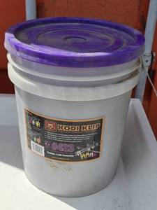 lot 92 image: Kodi Klip Rebar Connectors in Bucket model #423 contains approx. 1,320 connectors designed for connecting No. 4 rebar to No. 3 rebar