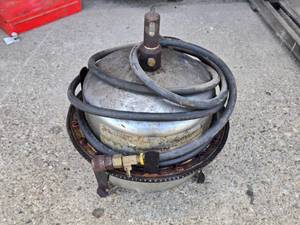 lot 139 image: KD Tools brake bleeder tank, which is used to fill and pressurize brake systems