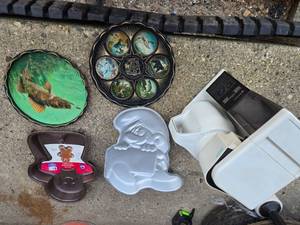 lot 154 image: Lot of Kitchenware, Bakeware, and Decorative Plates, Vintage Decorative Serving Trays