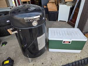 lot 159 image: Brinkmann Smoke N Grill with Coleman Cooler (lid hinges are broke)