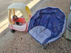 lot 163 image: Little Tikes Car and Moon Chair