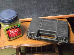 lot 186 image: Crosman Camo Ammo Plastic BBs and Black Plastic Case
