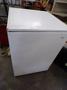 lot 6 image: Small Refrigerator