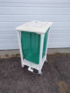 lot 52 image: Rolling Laundry Cart