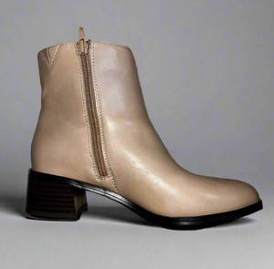 lot 65 image: Sonoma Womans Eisleyy Heel Boots - Size 7 New - No Box