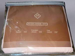 lot 64 image: Twin Pink New Duvet Cover set