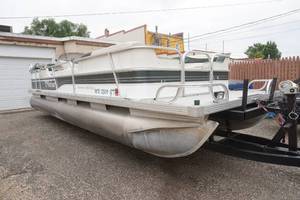 lot 1 image: 1995 Fisher Freedom 240 DLX 24 Pontoon