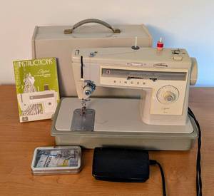 lot 113 image: Singer Stylist 513 Sewing Machine