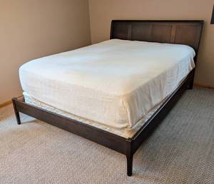 lot 12 image: Shermag Mahogany Queen Bed Frame