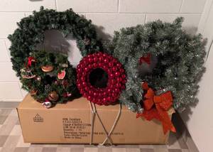 lot 79 image: 7ft Pre lit Christmas Tree and Wreaths