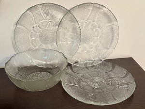 lot 128 image: Arcoroc Fleur Clear Glass Torte Kitchenware