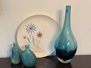 lot 110 image: Vintage Mid Century Plate Paired with Coordinating Decor
