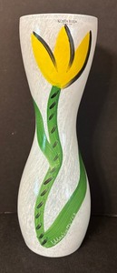 lot 22 image: Signed Ulrica Hydman Vallien Cup Series Tulip Vase by Kosta Boda