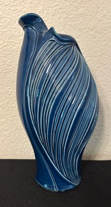 lot 32 image: Beautiful Vintage Blue Wave Vase